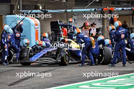 Franco Colapinto (ARG) Williams Racing FW46 makes a pit stop. 27.10.2024. Formula 1 World Championship, Rd 20, Mexican Grand Prix, Mexico City, Mexico, Race Day.