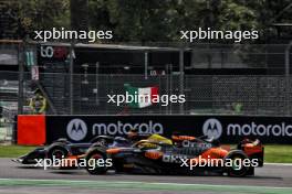 Oscar Piastri (AUS) McLaren MCL38 and Franco Colapinto (ARG) Williams Racing FW46 battle for position. 27.10.2024. Formula 1 World Championship, Rd 20, Mexican Grand Prix, Mexico City, Mexico, Race Day.