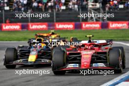 Carlos Sainz Jr (ESP) Ferrari SF-24 leads Max Verstappen (NLD) Red Bull Racing RB20. 27.10.2024. Formula 1 World Championship, Rd 20, Mexican Grand Prix, Mexico City, Mexico, Race Day.