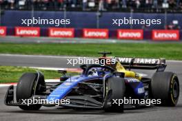 Alexander Albon (THA) Williams Racing FW46 with damage at the start of the race. 27.10.2024. Formula 1 World Championship, Rd 20, Mexican Grand Prix, Mexico City, Mexico, Race Day.