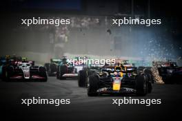 Max Verstappen (NLD) Red Bull Racing RB20 leads at the start of the race as Yuki Tsunoda (JPN) RB VCARB 01 crashes. 27.10.2024. Formula 1 World Championship, Rd 20, Mexican Grand Prix, Mexico City, Mexico, Race Day.