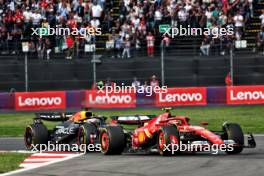 Max Verstappen (NLD) Red Bull Racing RB20 and Carlos Sainz Jr (ESP) Ferrari SF-24 battle for position. 27.10.2024. Formula 1 World Championship, Rd 20, Mexican Grand Prix, Mexico City, Mexico, Race Day.