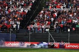 Yuki Tsunoda (JPN) RB VCARB 01 crashes at the start of the race. 27.10.2024. Formula 1 World Championship, Rd 20, Mexican Grand Prix, Mexico City, Mexico, Race Day.