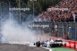 Yuki Tsunoda (JPN) RB VCARB 01 crashes at the start of the race. 27.10.2024. Formula 1 World Championship, Rd 20, Mexican Grand Prix, Mexico City, Mexico, Race Day.