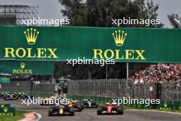 Max Verstappen (NLD) Red Bull Racing RB20 leads Carlos Sainz Jr (ESP) Ferrari SF-24 at the start of the race. 27.10.2024. Formula 1 World Championship, Rd 20, Mexican Grand Prix, Mexico City, Mexico, Race Day.