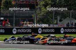 Oscar Piastri (AUS) McLaren MCL38 and Franco Colapinto (ARG) Williams Racing FW46 battle for position. 27.10.2024. Formula 1 World Championship, Rd 20, Mexican Grand Prix, Mexico City, Mexico, Race Day.