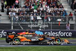 Max Verstappen (NLD) Red Bull Racing RB20 and Lando Norris (GBR) McLaren MCL38 battle for position, behind Carlos Sainz Jr (ESP) Ferrari SF-24. 27.10.2024. Formula 1 World Championship, Rd 20, Mexican Grand Prix, Mexico City, Mexico, Race Day.