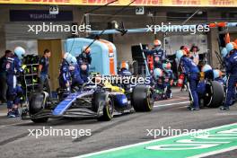 Franco Colapinto (ARG) Williams Racing FW46 makes a pit stop. 27.10.2024. Formula 1 World Championship, Rd 20, Mexican Grand Prix, Mexico City, Mexico, Race Day.