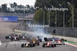 Max Verstappen (NLD) Red Bull Racing RB20 and Carlos Sainz Jr (ESP) Ferrari SF-24 lead at the start of the race. 27.10.2024. Formula 1 World Championship, Rd 20, Mexican Grand Prix, Mexico City, Mexico, Race Day.