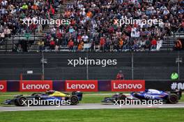 Liam Lawson (NZL) RB VCARB 01 and Franco Colapinto (ARG) Williams Racing FW46 battle for position, making contact. 27.10.2024. Formula 1 World Championship, Rd 20, Mexican Grand Prix, Mexico City, Mexico, Race Day.