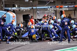 Franco Colapinto (ARG) Williams Racing FW46 makes a pit stop. 27.10.2024. Formula 1 World Championship, Rd 20, Mexican Grand Prix, Mexico City, Mexico, Race Day.