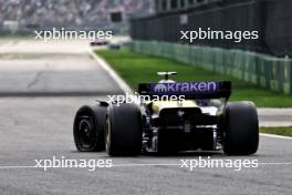 Alexander Albon (THA) Williams Racing FW46 with damage at the start of the race. 27.10.2024. Formula 1 World Championship, Rd 20, Mexican Grand Prix, Mexico City, Mexico, Race Day.