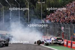 Yuki Tsunoda (JPN) RB VCARB 01 crashes at the start of the race. 27.10.2024. Formula 1 World Championship, Rd 20, Mexican Grand Prix, Mexico City, Mexico, Race Day.