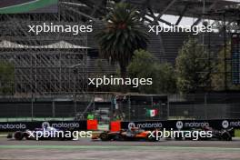 Liam Lawson (NZL) RB VCARB 01 and Oscar Piastri (AUS) McLaren MCL38 battle for position. 27.10.2024. Formula 1 World Championship, Rd 20, Mexican Grand Prix, Mexico City, Mexico, Race Day.