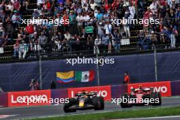 Max Verstappen (NLD) Red Bull Racing RB20 and Carlos Sainz Jr (ESP) Ferrari SF-24 battle for position. 27.10.2024. Formula 1 World Championship, Rd 20, Mexican Grand Prix, Mexico City, Mexico, Race Day.