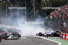 Yuki Tsunoda (JPN) RB VCARB 01 crashes at the start of the race. 27.10.2024. Formula 1 World Championship, Rd 20, Mexican Grand Prix, Mexico City, Mexico, Race Day.