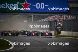 Max Verstappen (NLD) Red Bull Racing RB20 and Carlos Sainz Jr (ESP) Ferrari SF-24 lead at the start of the race. 27.10.2024. Formula 1 World Championship, Rd 20, Mexican Grand Prix, Mexico City, Mexico, Race Day.