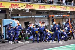 Franco Colapinto (ARG) Williams Racing FW46 makes a pit stop. 27.10.2024. Formula 1 World Championship, Rd 20, Mexican Grand Prix, Mexico City, Mexico, Race Day.