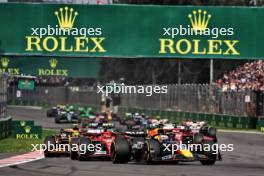 Max Verstappen (NLD) Red Bull Racing RB20 leads Carlos Sainz Jr (ESP) Ferrari SF-24 at the start of the race. 27.10.2024. Formula 1 World Championship, Rd 20, Mexican Grand Prix, Mexico City, Mexico, Race Day.