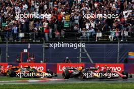 Max Verstappen (NLD) Red Bull Racing RB20 and Carlos Sainz Jr (ESP) Ferrari SF-24 lead at the start of the race. 27.10.2024. Formula 1 World Championship, Rd 20, Mexican Grand Prix, Mexico City, Mexico, Race Day.