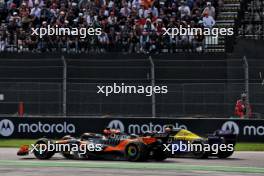 Oscar Piastri (AUS) McLaren MCL38 and Franco Colapinto (ARG) Williams Racing FW46 battle for position. 27.10.2024. Formula 1 World Championship, Rd 20, Mexican Grand Prix, Mexico City, Mexico, Race Day.