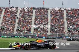 Max Verstappen (NLD) Red Bull Racing RB20 leads at the start of the race. 27.10.2024. Formula 1 World Championship, Rd 20, Mexican Grand Prix, Mexico City, Mexico, Race Day.