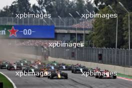 Max Verstappen (NLD) Red Bull Racing RB20 and Carlos Sainz Jr (ESP) Ferrari SF-24 lead at the start of the race. 27.10.2024. Formula 1 World Championship, Rd 20, Mexican Grand Prix, Mexico City, Mexico, Race Day.