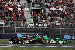 Oscar Piastri (AUS) McLaren MCL38 and Valtteri Bottas (FIN) Sauber C44 battle for position. 27.10.2024. Formula 1 World Championship, Rd 20, Mexican Grand Prix, Mexico City, Mexico, Race Day.