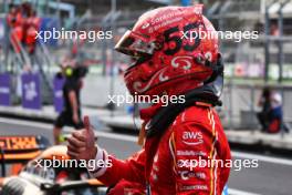 Carlos Sainz Jr (ESP) Ferrari celebrates his pole position in qualifying parc ferme. 26.10.2024. Formula 1 World Championship, Rd 20, Mexican Grand Prix, Mexico City, Mexico, Qualifying Day.