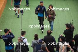 (L to R): Alexander Albon (THA) Williams Racing with girlfriend Muni Lily He (CHN) Professional Golfer. 26.10.2024. Formula 1 World Championship, Rd 20, Mexican Grand Prix, Mexico City, Mexico, Qualifying Day.