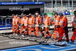 Circuit atmosphere - marshals sweep clean the pit lane. 26.10.2024. Formula 1 World Championship, Rd 20, Mexican Grand Prix, Mexico City, Mexico, Qualifying Day.