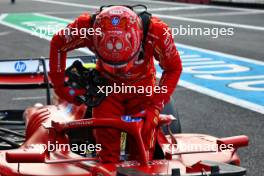 Pole sitter Carlos Sainz Jr (ESP) Ferrari SF-24 in qualifying parc ferme. 26.10.2024. Formula 1 World Championship, Rd 20, Mexican Grand Prix, Mexico City, Mexico, Qualifying Day.