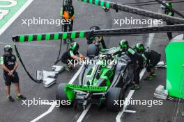 Zhou Guanyu (CHN) Sauber C44 in the pits. 26.10.2024. Formula 1 World Championship, Rd 20, Mexican Grand Prix, Mexico City, Mexico, Qualifying Day.