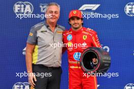 (L to R): Mario Isola (ITA) Pirelli Racing Manager presents the Pirelli Pole Position Award to Carlos Sainz Jr (ESP) Ferrari in qualifying parc ferme. 26.10.2024. Formula 1 World Championship, Rd 20, Mexican Grand Prix, Mexico City, Mexico, Qualifying Day.