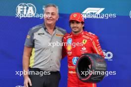 (L to R): Mario Isola (ITA) Pirelli Racing Manager presents the Pirelli Pole Position Award to Carlos Sainz Jr (ESP) Ferrari in qualifying parc ferme. 26.10.2024. Formula 1 World Championship, Rd 20, Mexican Grand Prix, Mexico City, Mexico, Qualifying Day.