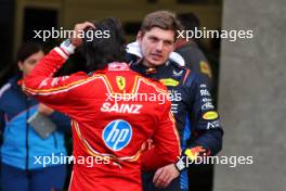 Max Verstappen (NLD) Red Bull Racing with pole sitter Carlos Sainz Jr (ESP) Ferrari in qualifying parc ferme. 26.10.2024. Formula 1 World Championship, Rd 20, Mexican Grand Prix, Mexico City, Mexico, Qualifying Day.