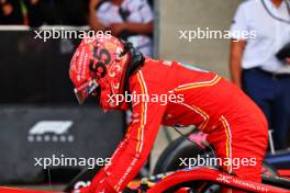 Pole sitter Carlos Sainz Jr (ESP) Ferrari SF-24 in qualifying parc ferme. 26.10.2024. Formula 1 World Championship, Rd 20, Mexican Grand Prix, Mexico City, Mexico, Qualifying Day.