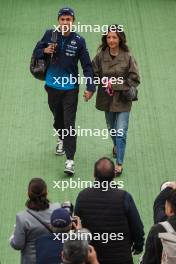 (L to R): Alexander Albon (THA) Williams Racing with girlfriend Muni Lily He (CHN) Professional Golfer. 26.10.2024. Formula 1 World Championship, Rd 20, Mexican Grand Prix, Mexico City, Mexico, Qualifying Day.