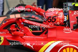 Pole sitter Carlos Sainz Jr (ESP) Ferrari SF-24 in qualifying parc ferme. 26.10.2024. Formula 1 World Championship, Rd 20, Mexican Grand Prix, Mexico City, Mexico, Qualifying Day.