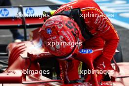 Pole sitter Carlos Sainz Jr (ESP) Ferrari SF-24 in qualifying parc ferme. 26.10.2024. Formula 1 World Championship, Rd 20, Mexican Grand Prix, Mexico City, Mexico, Qualifying Day.