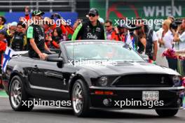 (L to R): Valtteri Bottas (FIN) Sauber and Zhou Guanyu (CHN) Sauber on the drivers' parade. 27.10.2024. Formula 1 World Championship, Rd 20, Mexican Grand Prix, Mexico City, Mexico, Race Day.