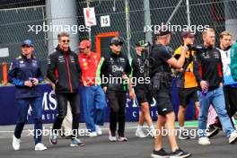 Max Verstappen (NLD) Red Bull Racing and Nico Hulkenberg (GER) Haas F1 Team on the drivers' parade. 27.10.2024. Formula 1 World Championship, Rd 20, Mexican Grand Prix, Mexico City, Mexico, Race Day.