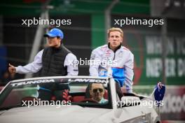 (L to R): Yuki Tsunoda (JPN) RB and Liam Lawson (NZL) RB on the drivers' parade. 27.10.2024. Formula 1 World Championship, Rd 20, Mexican Grand Prix, Mexico City, Mexico, Race Day.