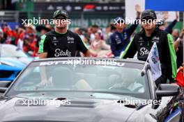 (L to R): Valtteri Bottas (FIN) Sauber and Zhou Guanyu (CHN) Sauber on the drivers' parade. 27.10.2024. Formula 1 World Championship, Rd 20, Mexican Grand Prix, Mexico City, Mexico, Race Day.