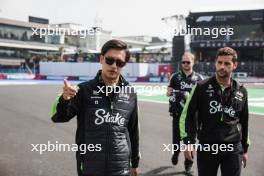 Zhou Guanyu (CHN) Sauber walks the circuit with the team. 24.10.2024. Formula 1 World Championship, Rd 20, Mexican Grand Prix, Mexico City, Mexico, Preparation Day.