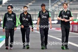 Zhou Guanyu (CHN) Sauber walks the circuit with the team. 24.10.2024. Formula 1 World Championship, Rd 20, Mexican Grand Prix, Mexico City, Mexico, Preparation Day.