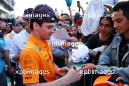 Pato O'Ward (MEX) McLaren Reserve Driver with fans. 24.10.2024. Formula 1 World Championship, Rd 20, Mexican Grand Prix, Mexico City, Mexico, Preparation Day.