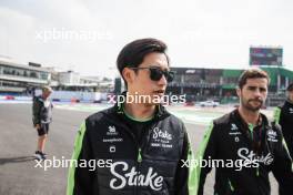 Zhou Guanyu (CHN) Sauber walks the circuit with the team. 24.10.2024. Formula 1 World Championship, Rd 20, Mexican Grand Prix, Mexico City, Mexico, Preparation Day.