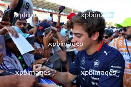 Franco Colapinto (ARG) Williams Racing with fans. 24.10.2024. Formula 1 World Championship, Rd 20, Mexican Grand Prix, Mexico City, Mexico, Preparation Day.