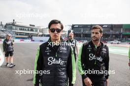 Zhou Guanyu (CHN) Sauber walks the circuit with the team. 24.10.2024. Formula 1 World Championship, Rd 20, Mexican Grand Prix, Mexico City, Mexico, Preparation Day.